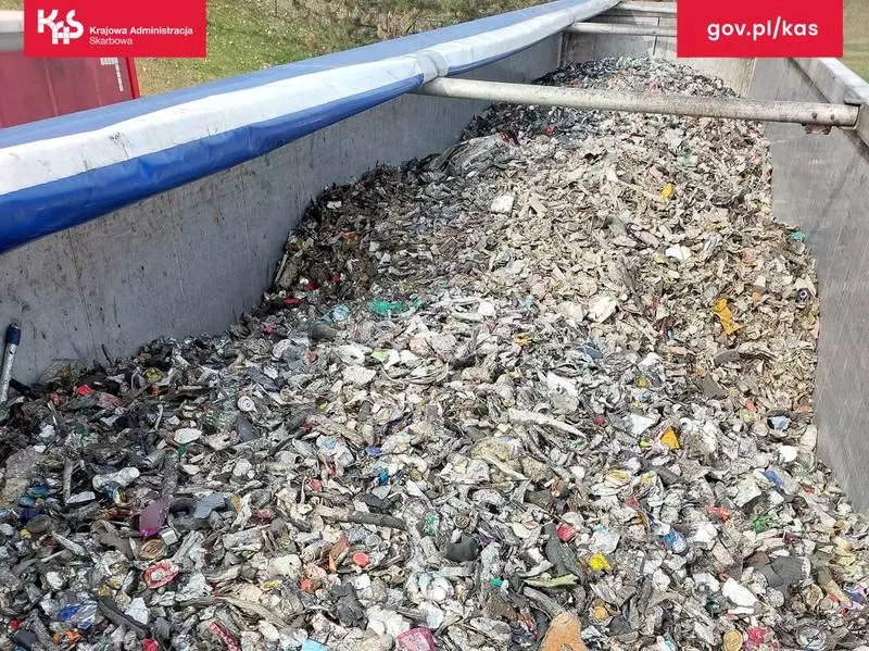 Metal, guma i plastik zamiast aluminium. Nielegalny przewóz odpadów z Niemiec