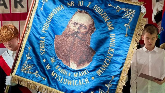 Uroczystość nadania sztandaru w SP10 w Mysłowicach – Karol Miarka patronem szkoły
