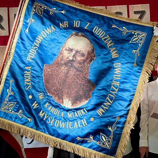 Uroczystość nadania sztandaru w SP10 w Mysłowicach – Karol Miarka patronem szkoły