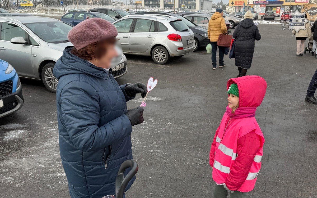 Dzień Babci i Dziadka z sercem: akcja profilaktyczna mysłowickiej drogówki - fotoreportaż