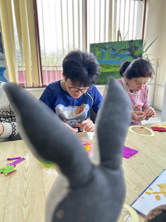 2025.04.18 - Wielkanocne inspiracje w bibliotece – kreatywne zajęcia dla podopiecznych ŚDS - fotoreportaż