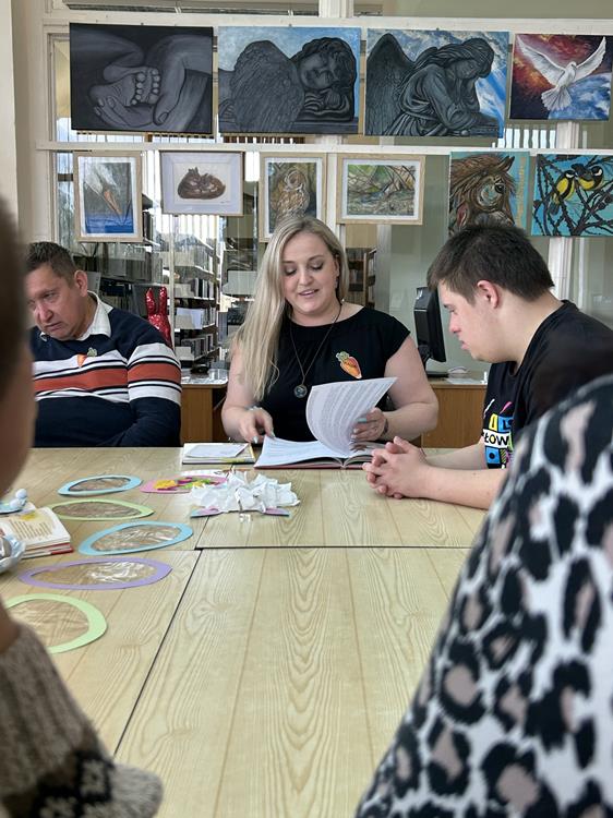 2025.04.18 - Wielkanocne inspiracje w bibliotece – kreatywne zajęcia dla podopiecznych ŚDS - fotoreportaż