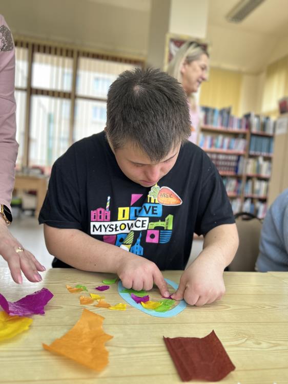 2025.04.18 - Wielkanocne inspiracje w bibliotece – kreatywne zajęcia dla podopiecznych ŚDS - fotoreportaż