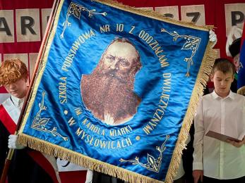 Uroczystość nadania sztandaru w SP10 w Mysłowicach – Karol Miarka patronem szkoły