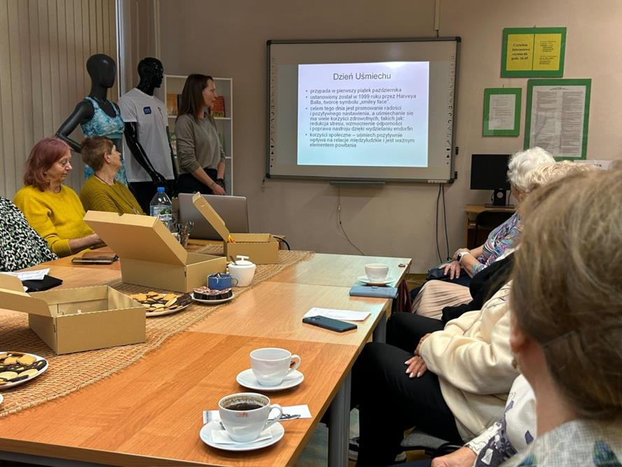 Dzień Uśmiechu w Mysłowicach – Seniorzy uczyli się mocy pozytywnego nastawienia! - fotoreportaż