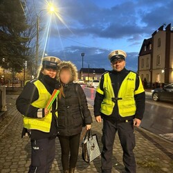 Bezpieczeństwo na pierwszym miejscu – mysłowiccy policjanci rozdają odblaski