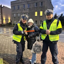 Bezpieczeństwo na pierwszym miejscu – mysłowiccy policjanci rozdają odblaski