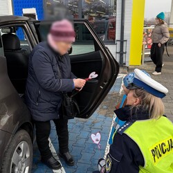 Dzień Babci i Dziadka z sercem: akcja profilaktyczna mysłowickiej drogówki