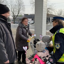 Dzień Babci i Dziadka z sercem: akcja profilaktyczna mysłowickiej drogówki