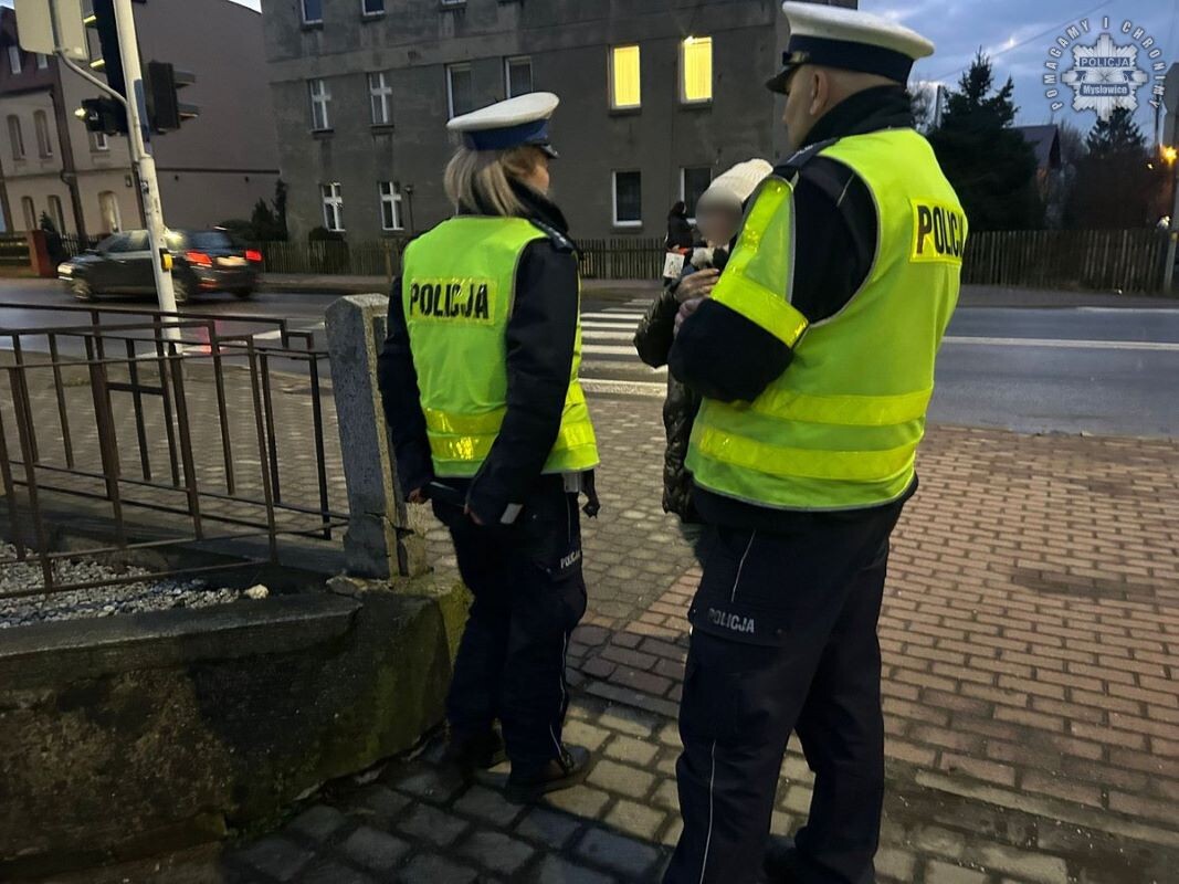 Bezpieczeństwo na pierwszym miejscu – mysłowiccy policjanci rozdają odblaski