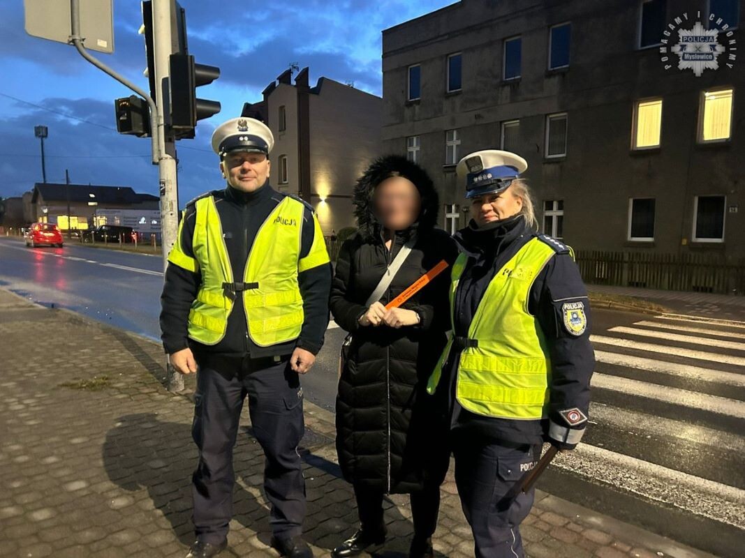 Bezpieczeństwo na pierwszym miejscu – mysłowiccy policjanci rozdają odblaski
