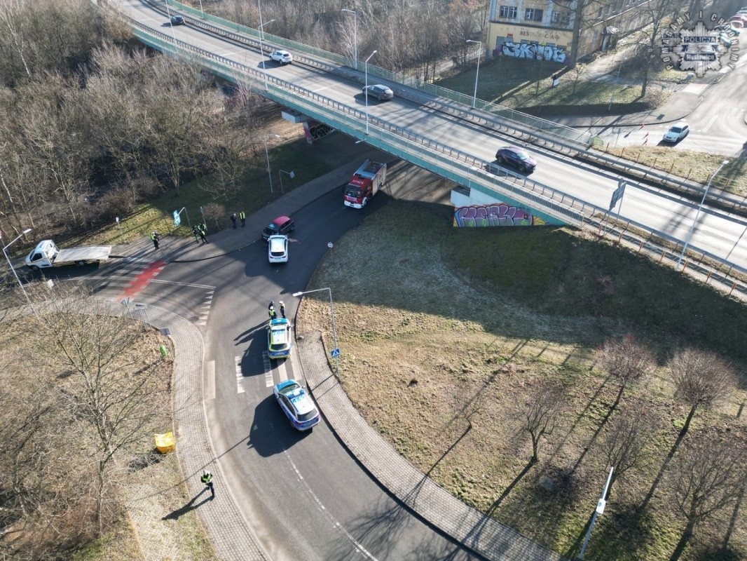 Dwa poważne zdarzenia drogowe w Mysłowicach – poszkodowane kobiety i dzieci w trasie