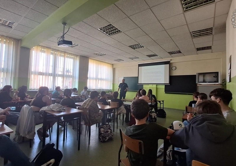 Dzielnicowy w SP nr 4: rozmowa o hejcie, przemocy i konsekwencjach prawnych