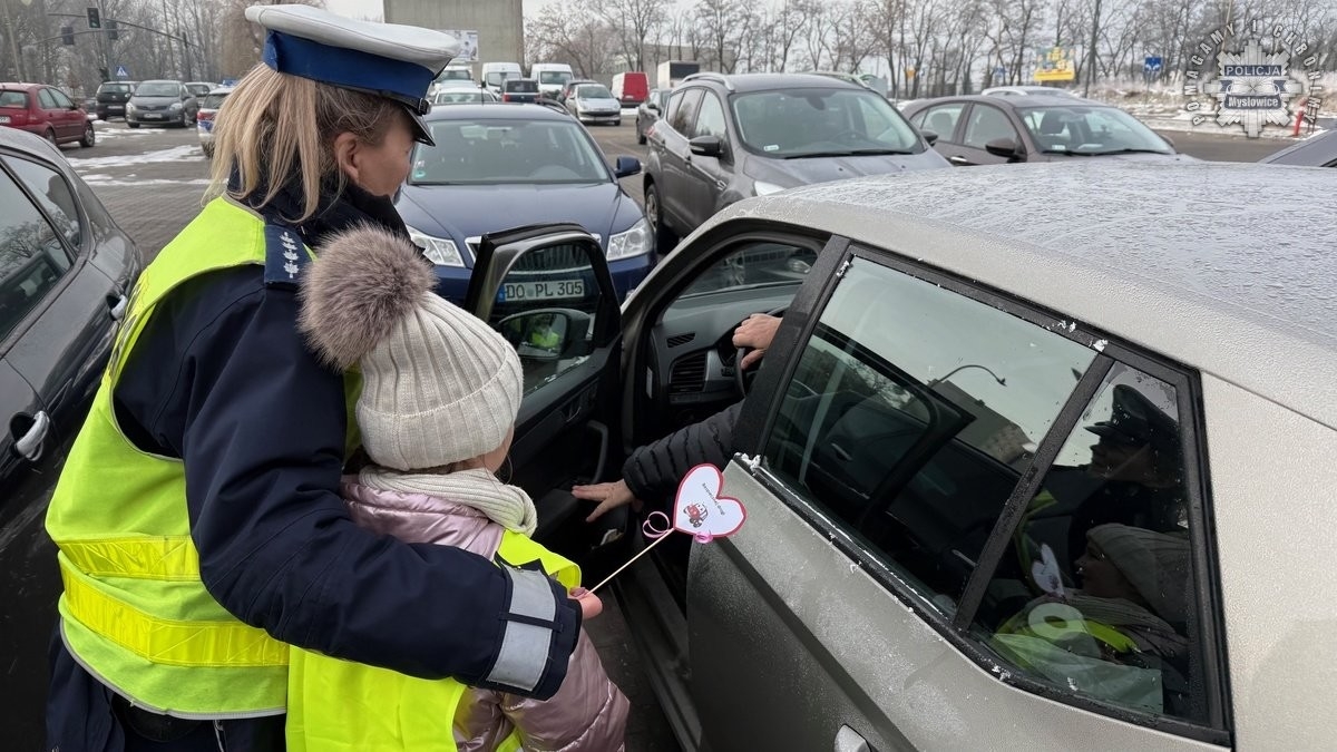 Dzień Babci i Dziadka z sercem: akcja profilaktyczna mysłowickiej drogówki