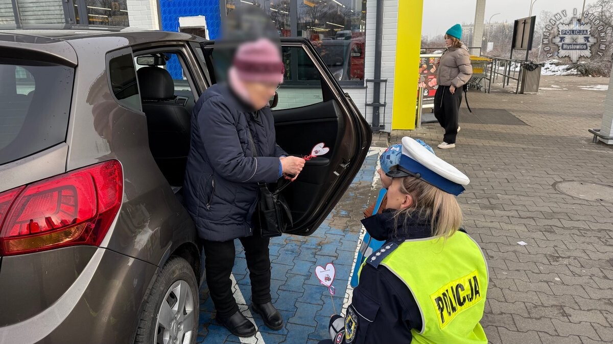 Dzień Babci i Dziadka z sercem: akcja profilaktyczna mysłowickiej drogówki