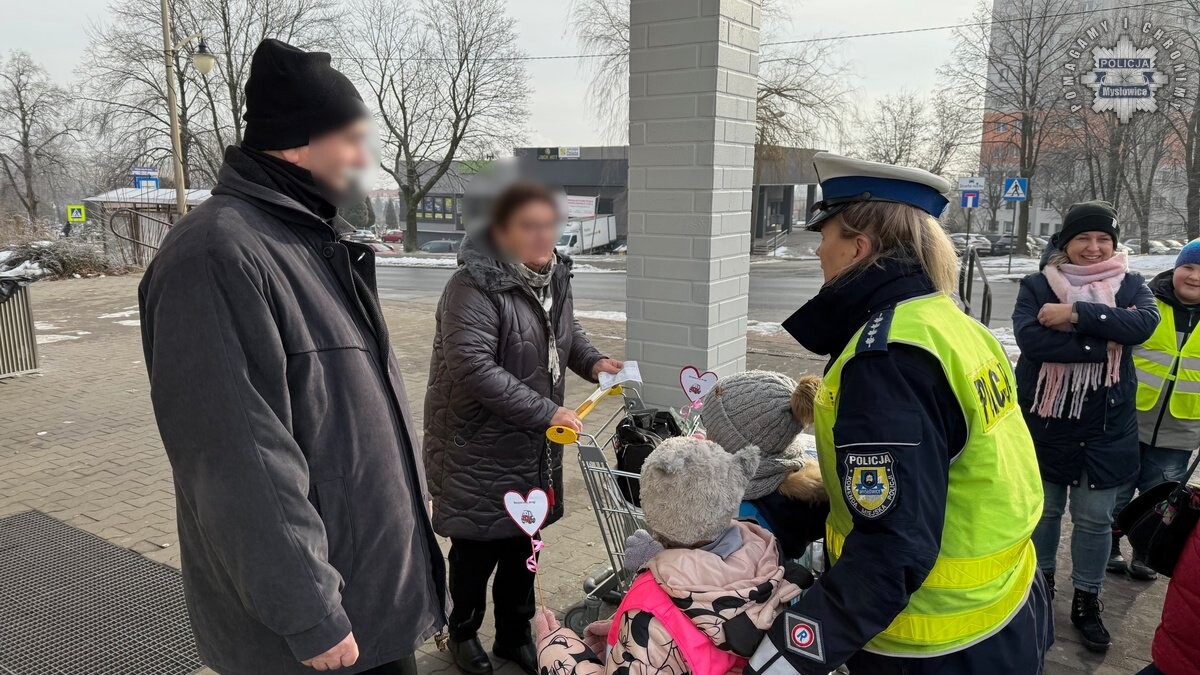 Dzień Babci i Dziadka z sercem: akcja profilaktyczna mysłowickiej drogówki