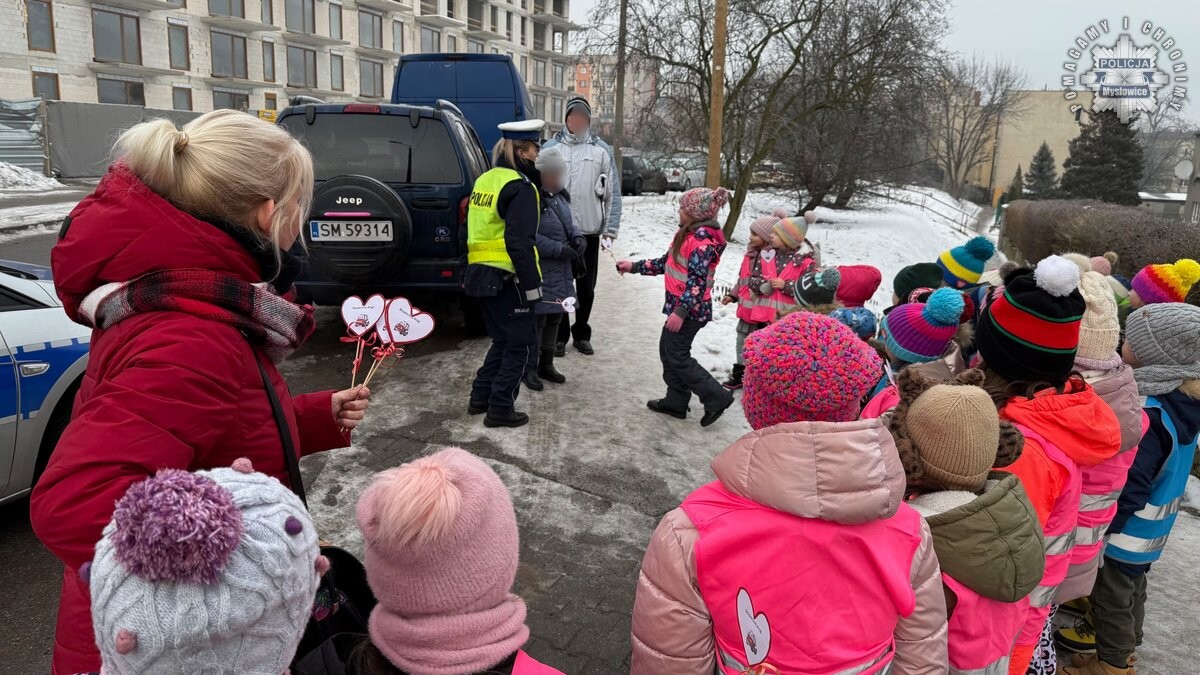 Dzień Babci i Dziadka z sercem: akcja profilaktyczna mysłowickiej drogówki