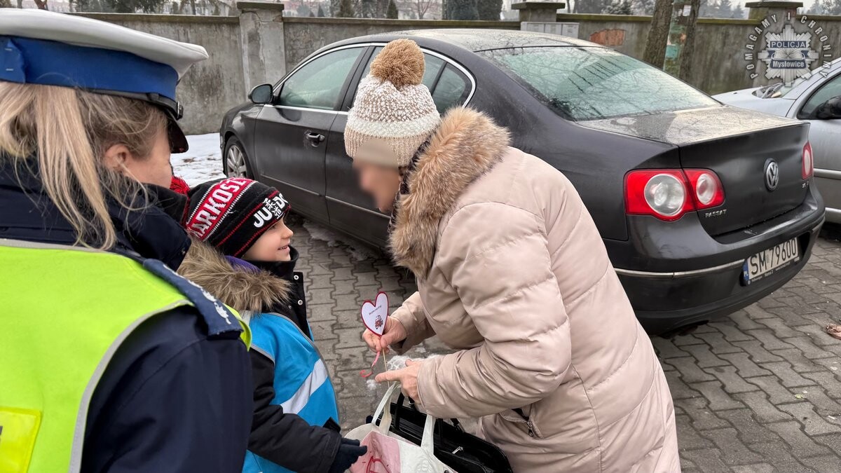 Dzień Babci i Dziadka z sercem: akcja profilaktyczna mysłowickiej drogówki