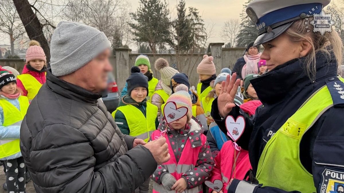 Dzień Babci i Dziadka z sercem: akcja profilaktyczna mysłowickiej drogówki