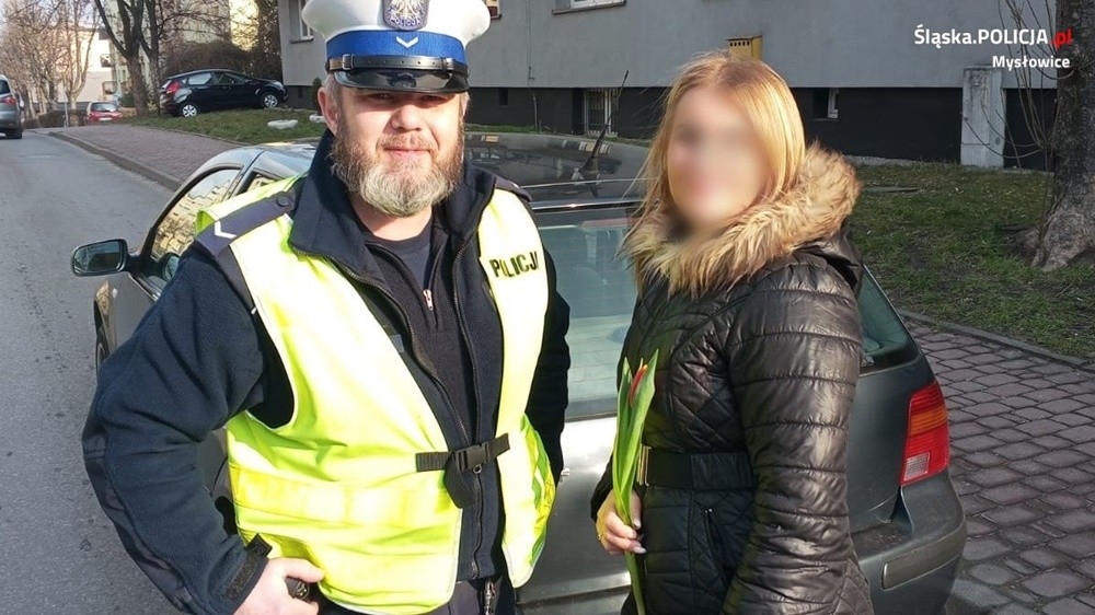 Dzie&#324; Kobiet z mys&#322;owick&#261; drogówk&#261;. Mi&#322;y akcent ze strony naszych mundurowych!
