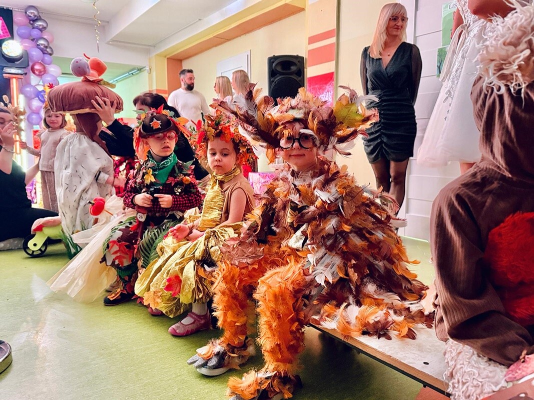 "Kreatywność, kolory i uśmiechy – jesienny pokaz mody przedszkolaków