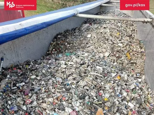 Metal, guma i plastik zamiast aluminium. Nielegalny przewóz odpadów z Niemiec