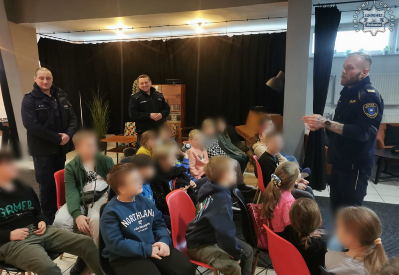 Mundurowi w MOK Mysłowice – dzieci uczyły się zasad bezpieczeństwa