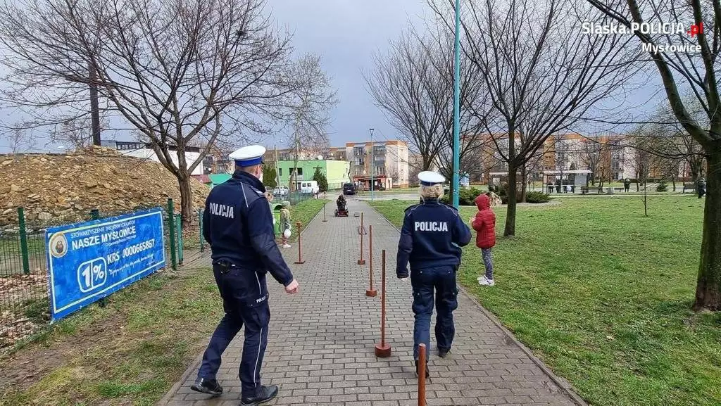 "Na drodze patrz i słuchaj". Policjanci z Mysłowic uświadamiali podczas festynu / fot. KMP Mysłowice