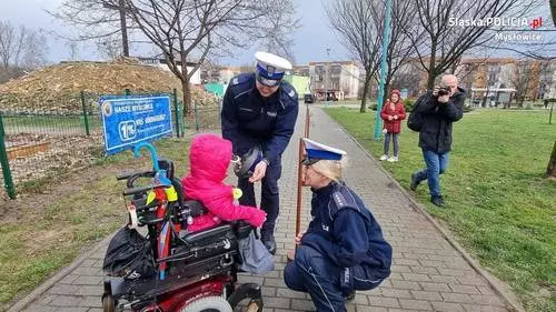 "Na drodze patrz i słuchaj". Policjanci z Mysłowic uświadamiali podczas festynu