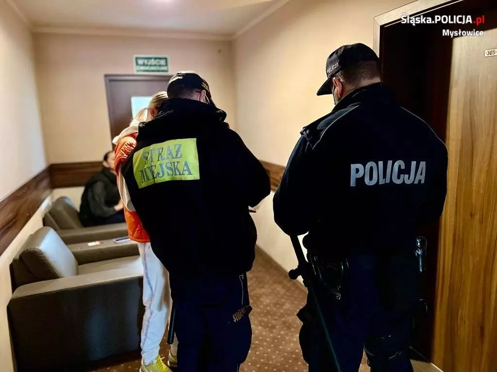 Policjanci i Strażnicy Miejscy odwiedzają miejsca przebywania uchodźców z Ukrainy / fot. KMP Mysłowice