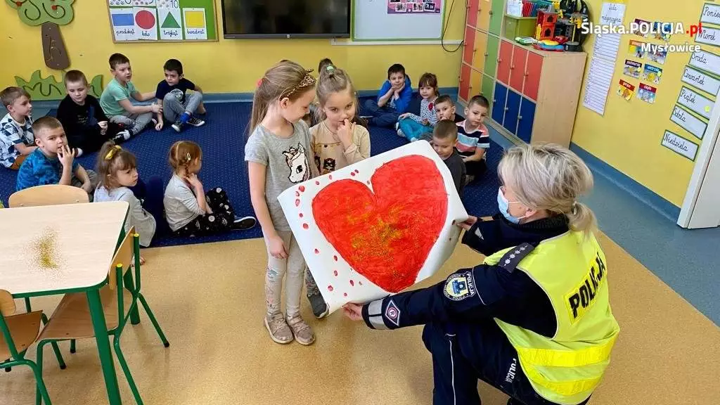Policjanci rozdawali seniorom serduszka wykonane przez przedszkolaków / fot. KMP Mysłowice