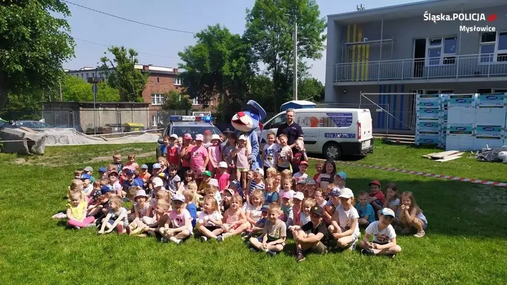 Policjanci ze Sznupkiem odwiedzili przedszkolaków / fot. KMP Mysłowice