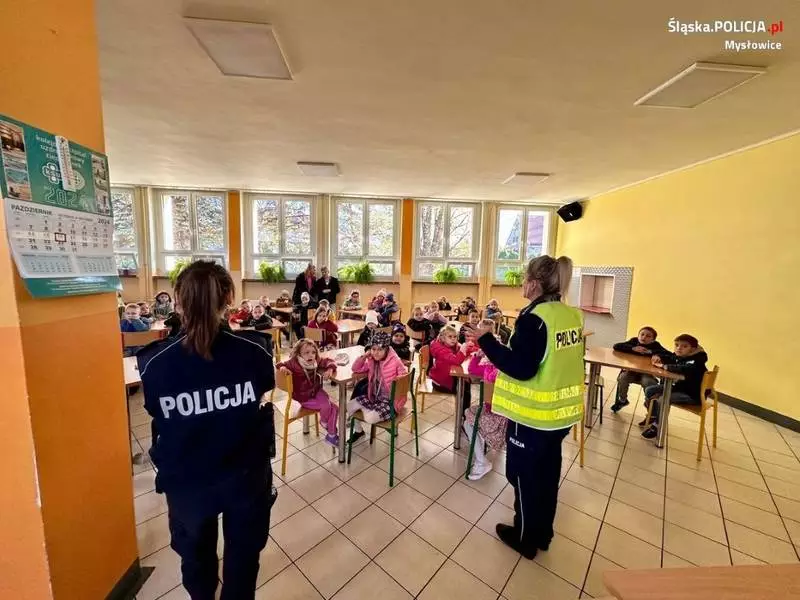 Policjantki uczą dzieci bezpieczeństwa na drodze w Szkole Podstawowej nr 3!