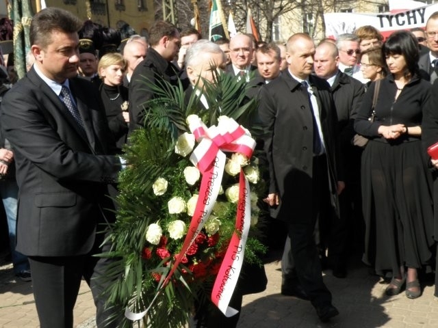 Przeci&#281;to wst&#281;g&#281; na mys&#322;owickim pomniku