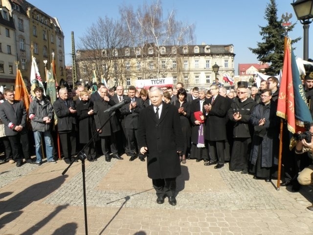 Przeci&#281;to wst&#281;g&#281; na mys&#322;owickim pomniku