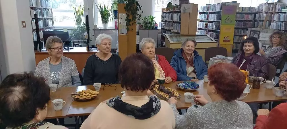 Spotkanie z poezją H. Poświatowskiej dla seniorów. Spotkanie w mysłowickiej bibliotece / fot. MBP