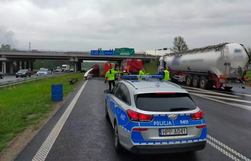 Wypadek na autostradzie A4 w Mysłowicach. Przewróciła się ciężarówka / fot. Śląska Policja