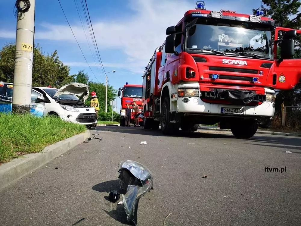 Wypadek samochodu osobowego z udziałem koparki / fot. OSP