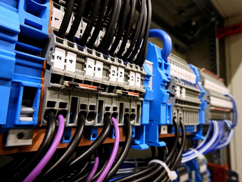 Zaoczny kurs technik elektryk. Uprawnienia w rok